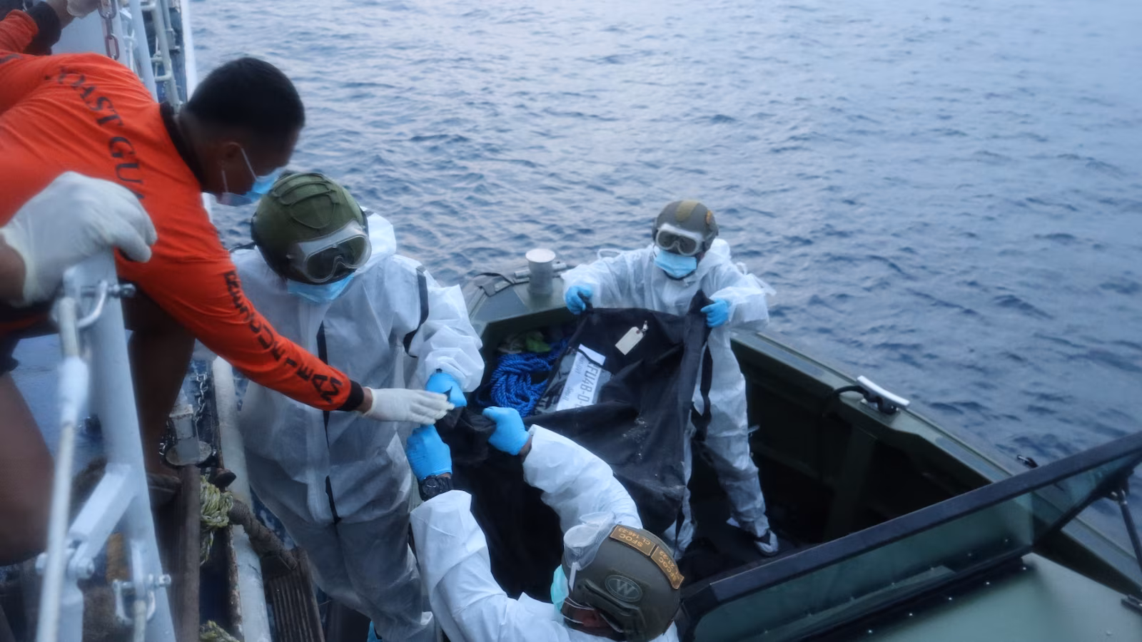 Des corps provenant du ferry philippin carbonisé arrivent au port après un incendie qui a fait au moins 35 morts