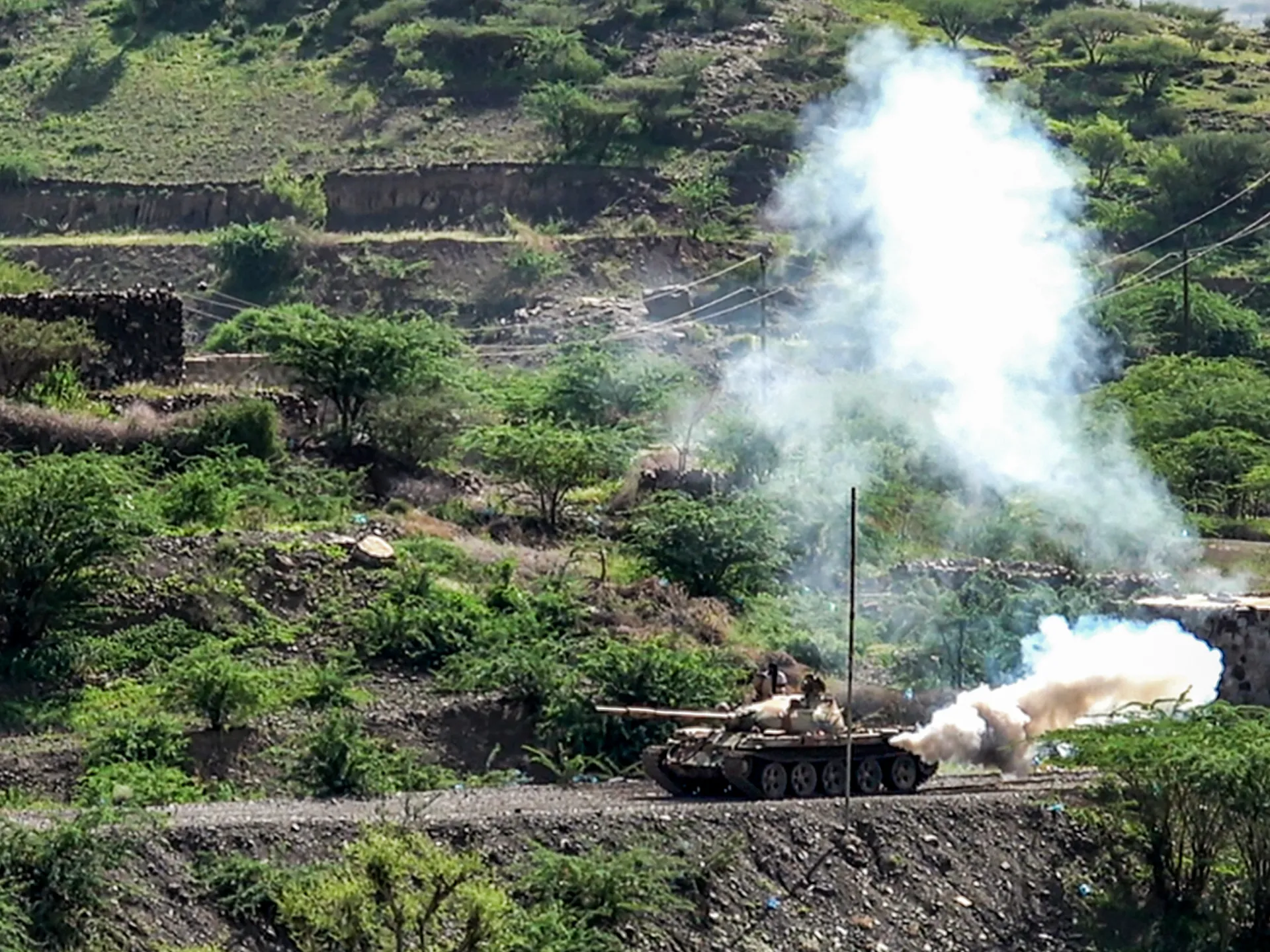 Des forces yéménites visent les Houthis et une base saoudienne tandis que les États-Unis excluent un rôle direct