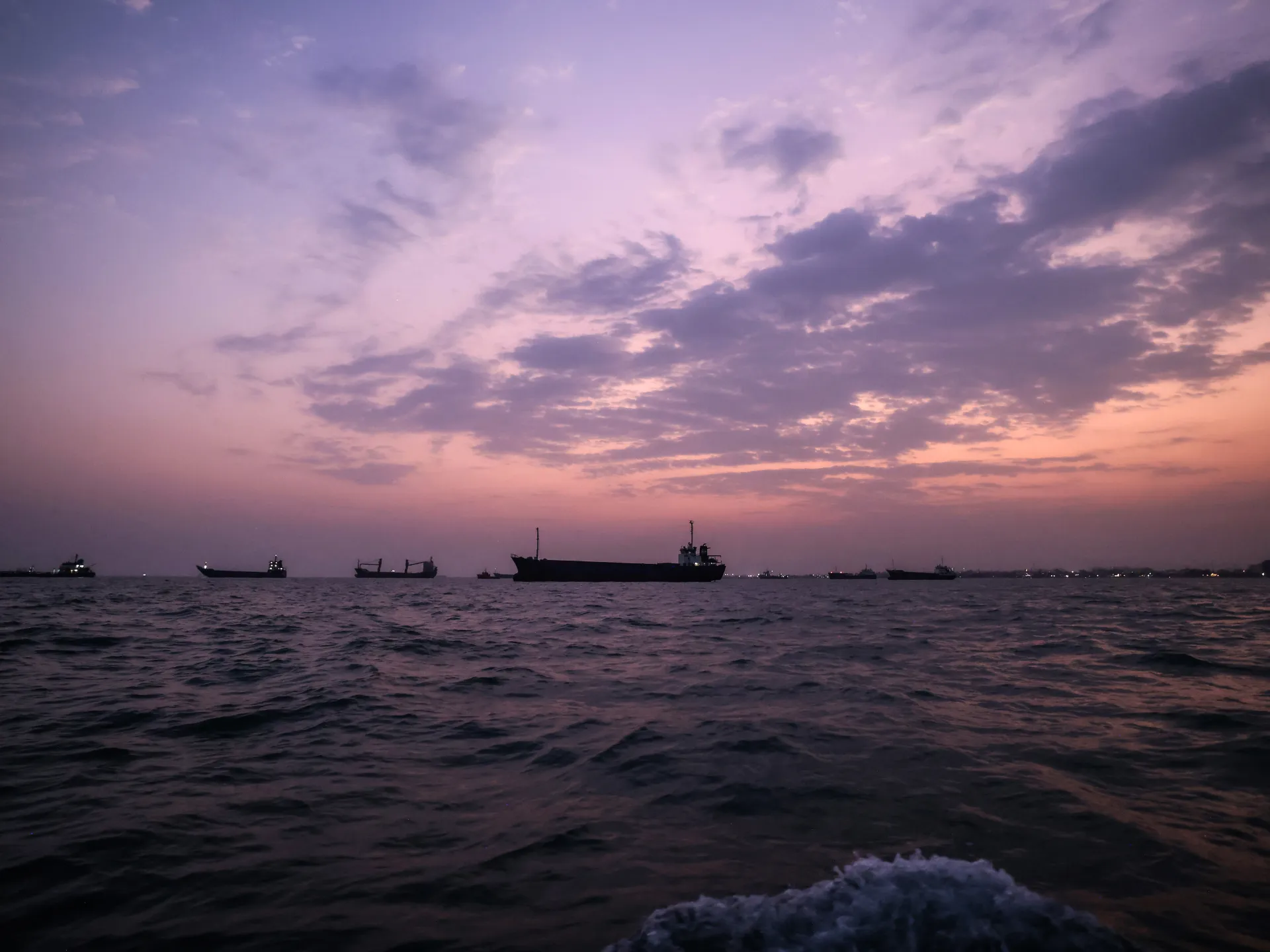 Guerre en direct avec l'Iran : le Corps des gardiens de la révolution islamique attaque un navire sans pilote américain à Hormuz ; deux navires touchés
