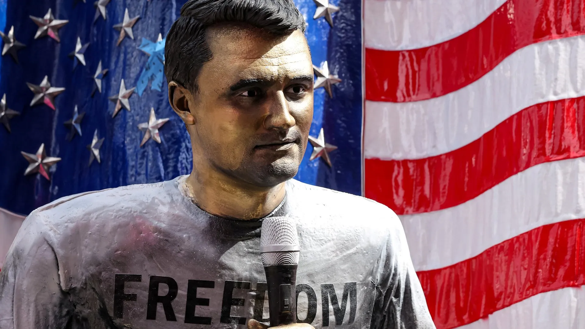 L'inauguration d'une statue de Charlie Kirk provoque le chaos à Times Square