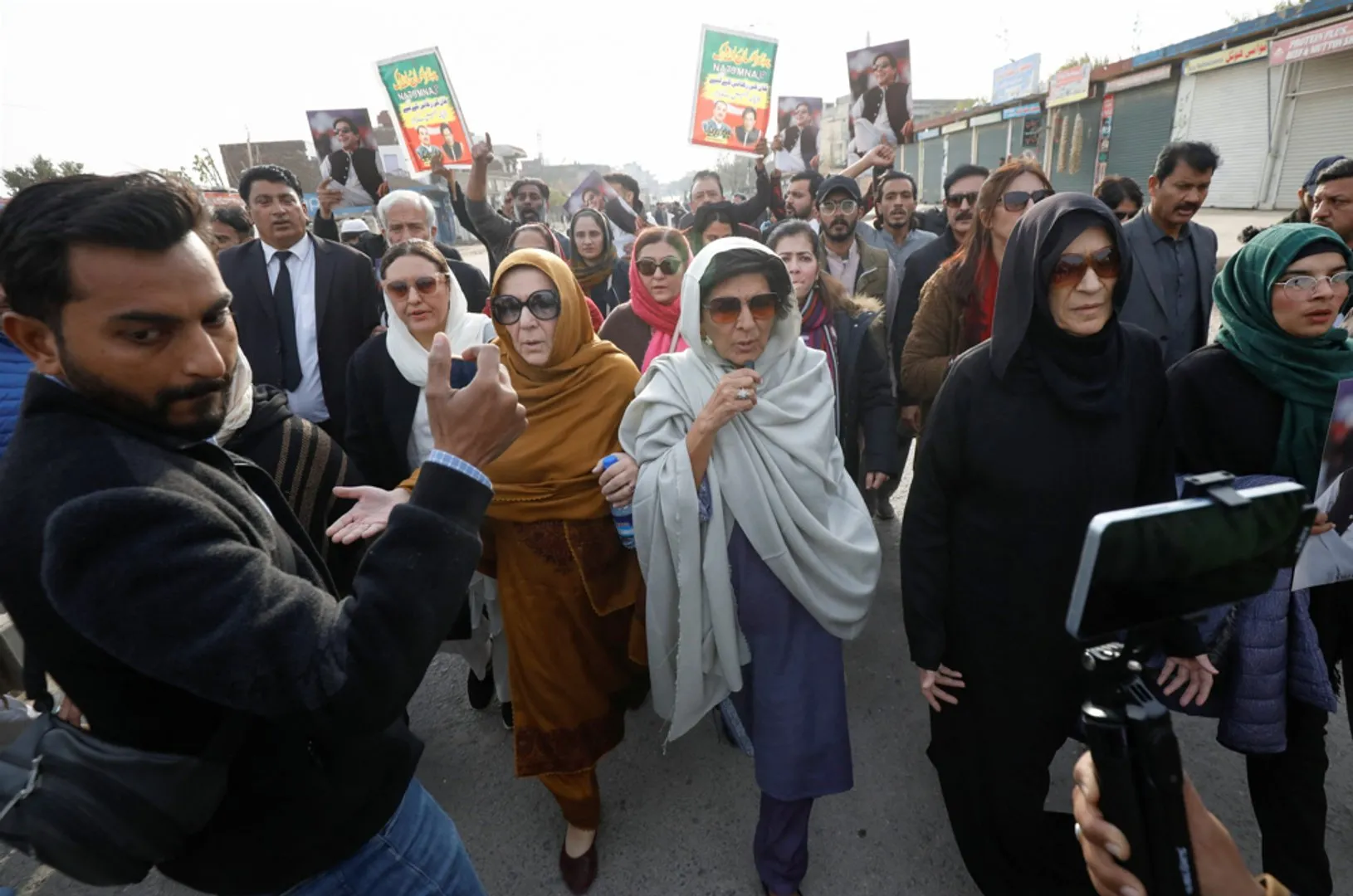 La famille d'Imran Khan affirme que trois de ses sœurs ont été interpellées avant la marche sur Islamabad