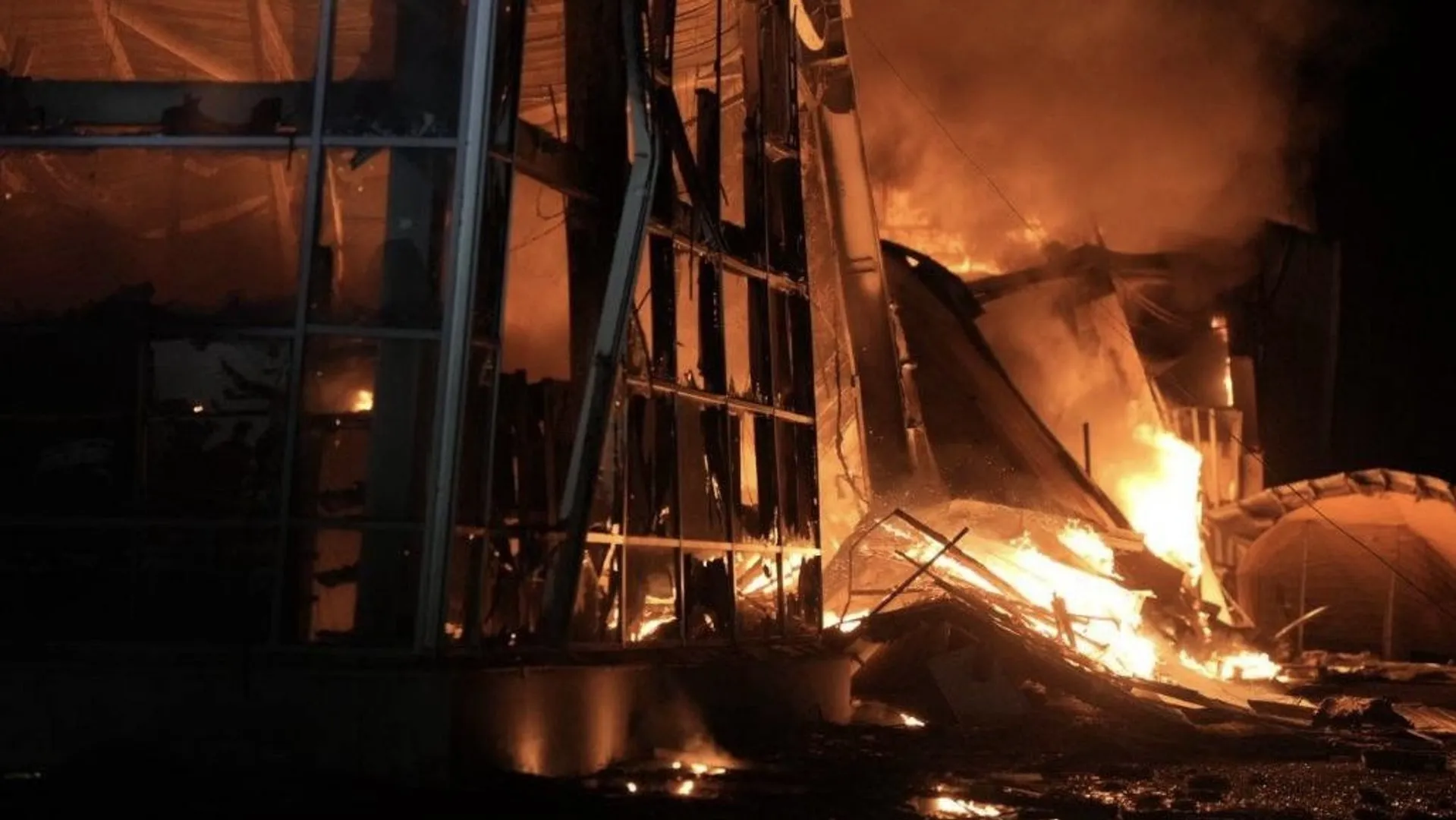 Un incendie ravage un centre commercial à Zaporijjia après une frappe russe