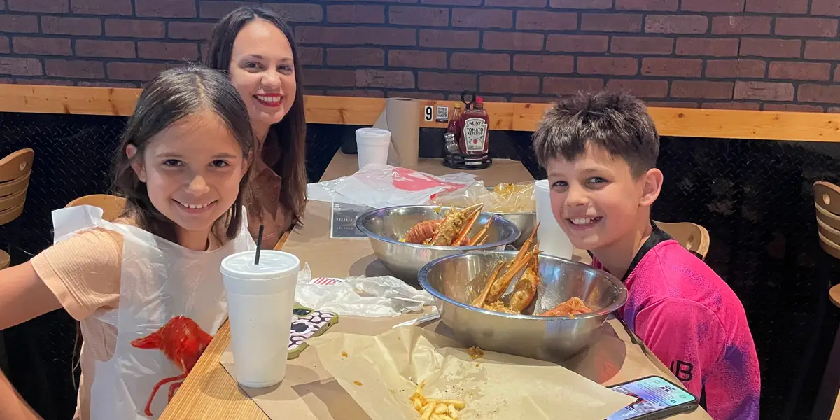 Je suis une mère divorcée qui emmène ses enfants au restaurant 4 fois par mois. C'est cher, mais ça en vaut la peine.