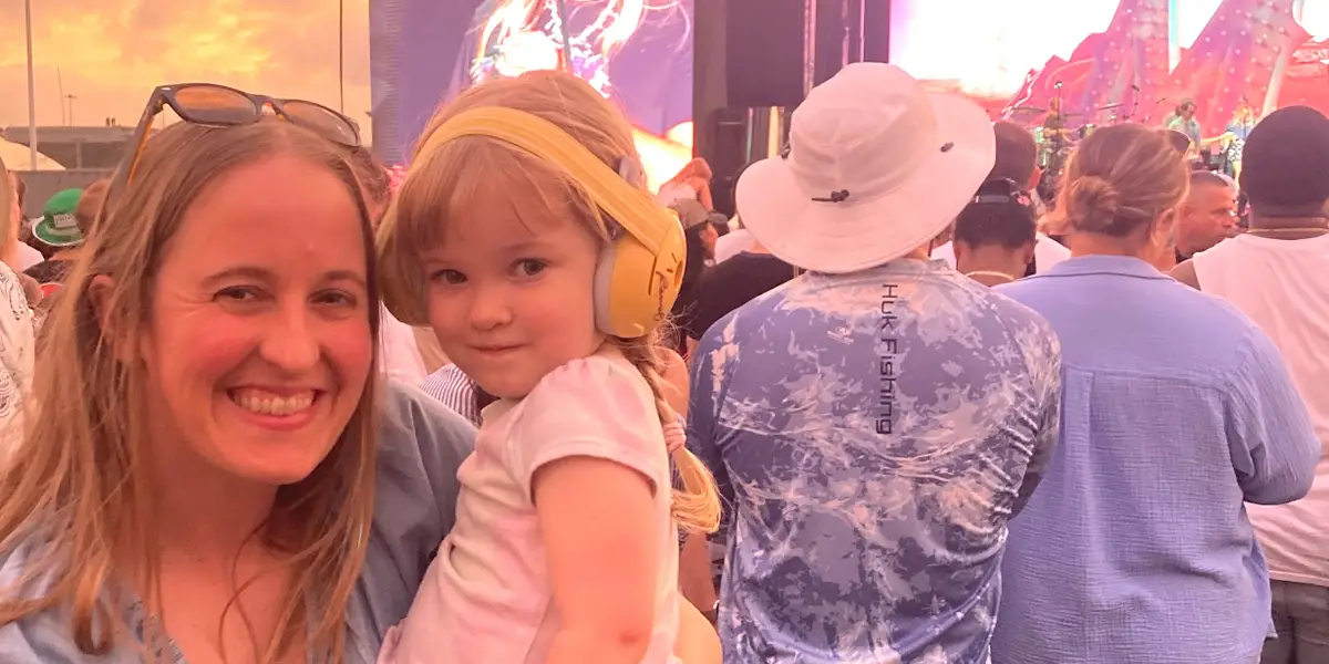 Ma fille de 3 ans a assisté à plus d'une douzaine de grands concerts. Nous ne nous inquiétons pas des couchers tardifs.