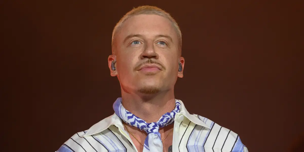 Macklemore affirme que Robert Kraft l'a évincé de la tournée d'Ed Sheeran après ses propos sur les territoires palestiniens