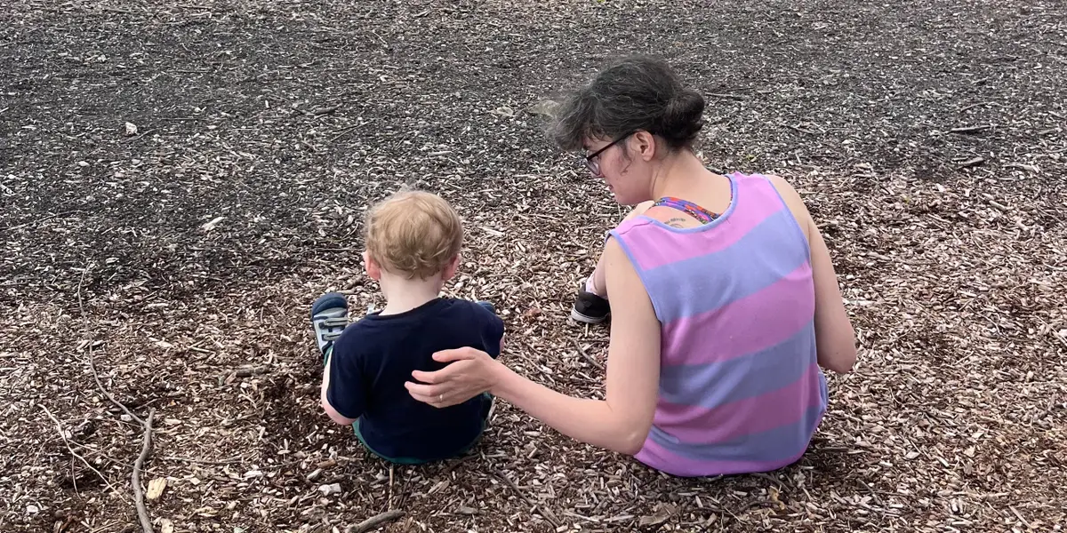 Mes amis me paient pour garder leurs enfants en même temps que le mien : une façon enrichissante de gagner 400 dollars par semaine en tant que mère au foyer