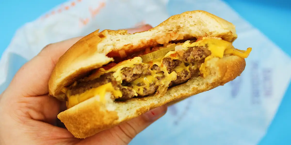 Nous avons testé et classé les doubles cheeseburgers de la restauration rapide