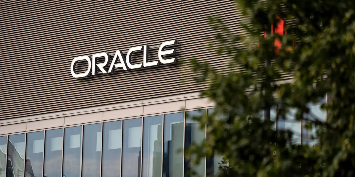 Oracle maintient ses prévisions de dépenses d'investissement et signale une croissance du cloud, faisant bondir ses actions de 7 %