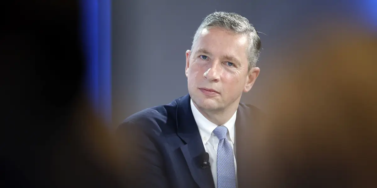 Un entrepreneur accusé d'avoir escroqué l'ancien PDG de Siemens de près de 2 millions de dollars, selon les autorités fédérales