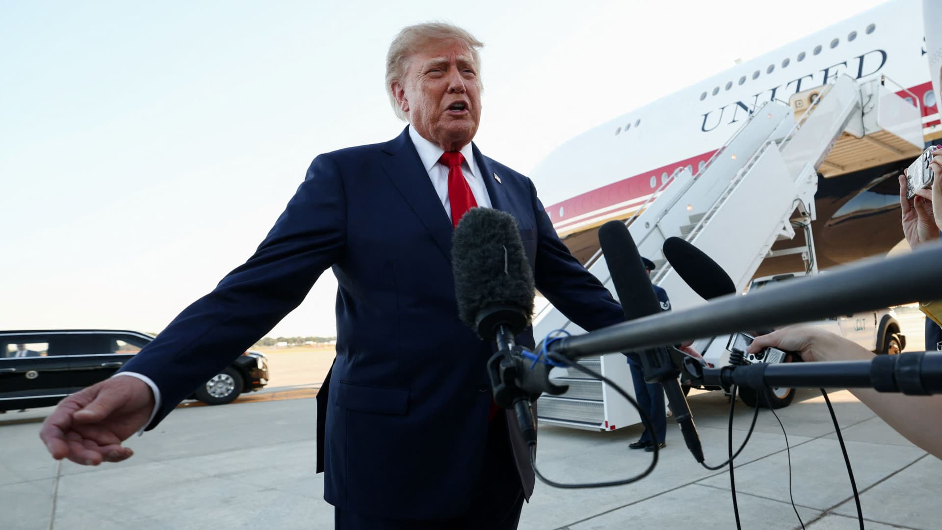 « Acte hostile » : Trump menace l'UE de droits de douane en raison de la proposition d'adhésion associée du Canada