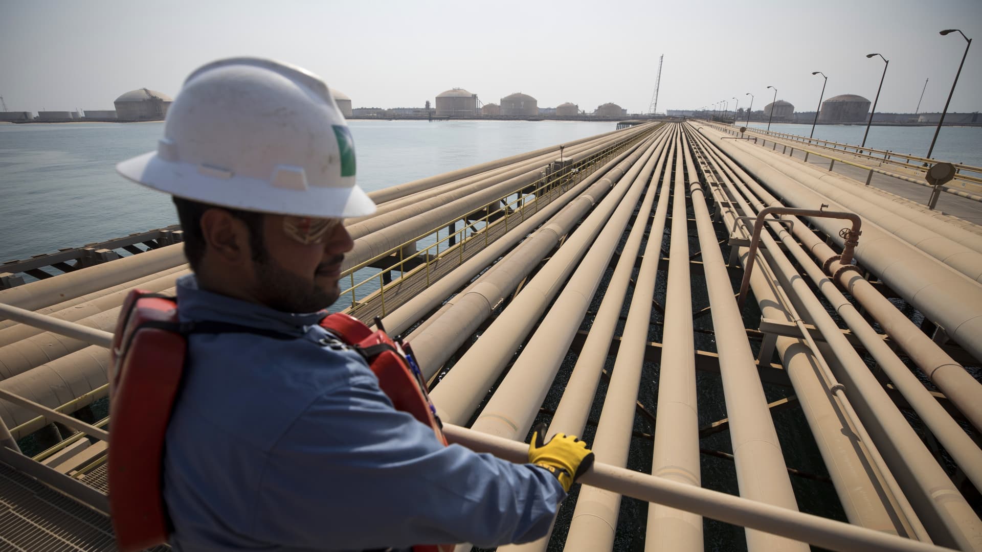 Les prix du pétrole chutent nettement après des gains hebdomadaires à deux chiffres au-dessus de 100 dollars