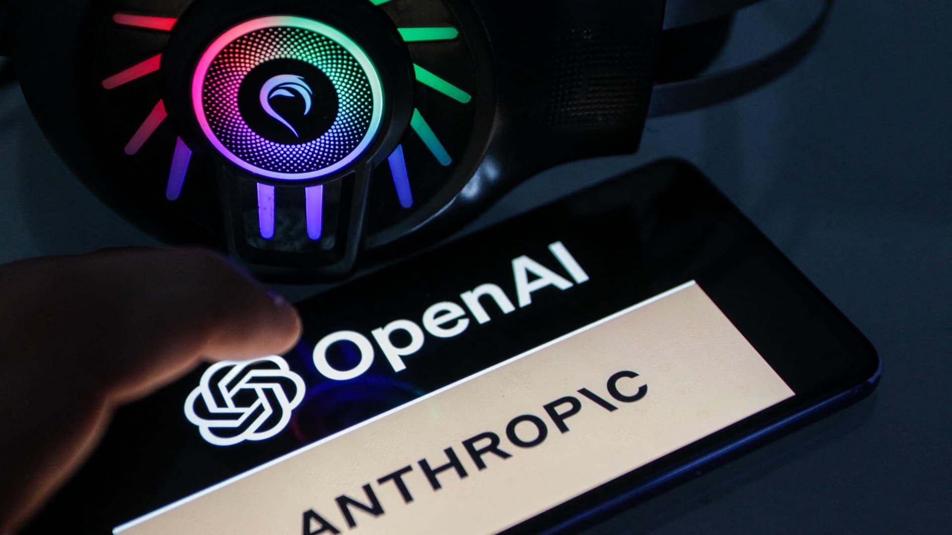 OpenAI exclut une introduction en bourse cette année alors qu'Altman, Musk et Amodei avertissent que l'IA progresse trop vite