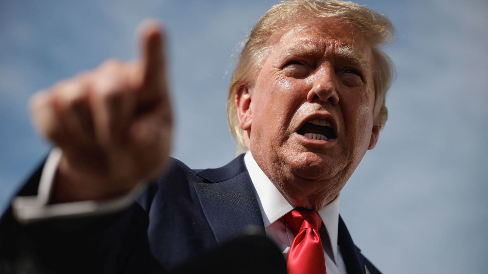 Trump exige un taux d'intérêt de 1 % ou moins après la première hausse de la Fed depuis 2023