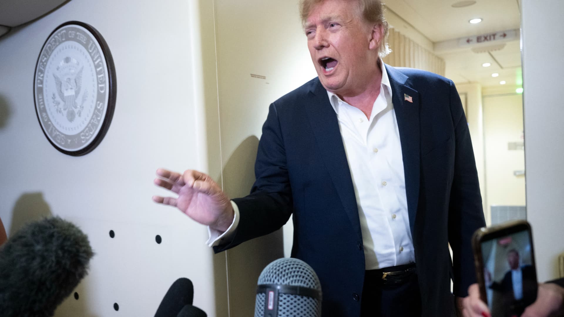 Trump juge qu'il n'y a pas besoin de plus de régulation de l'IA et critique le PDG d'Anthropic Dario Amodei