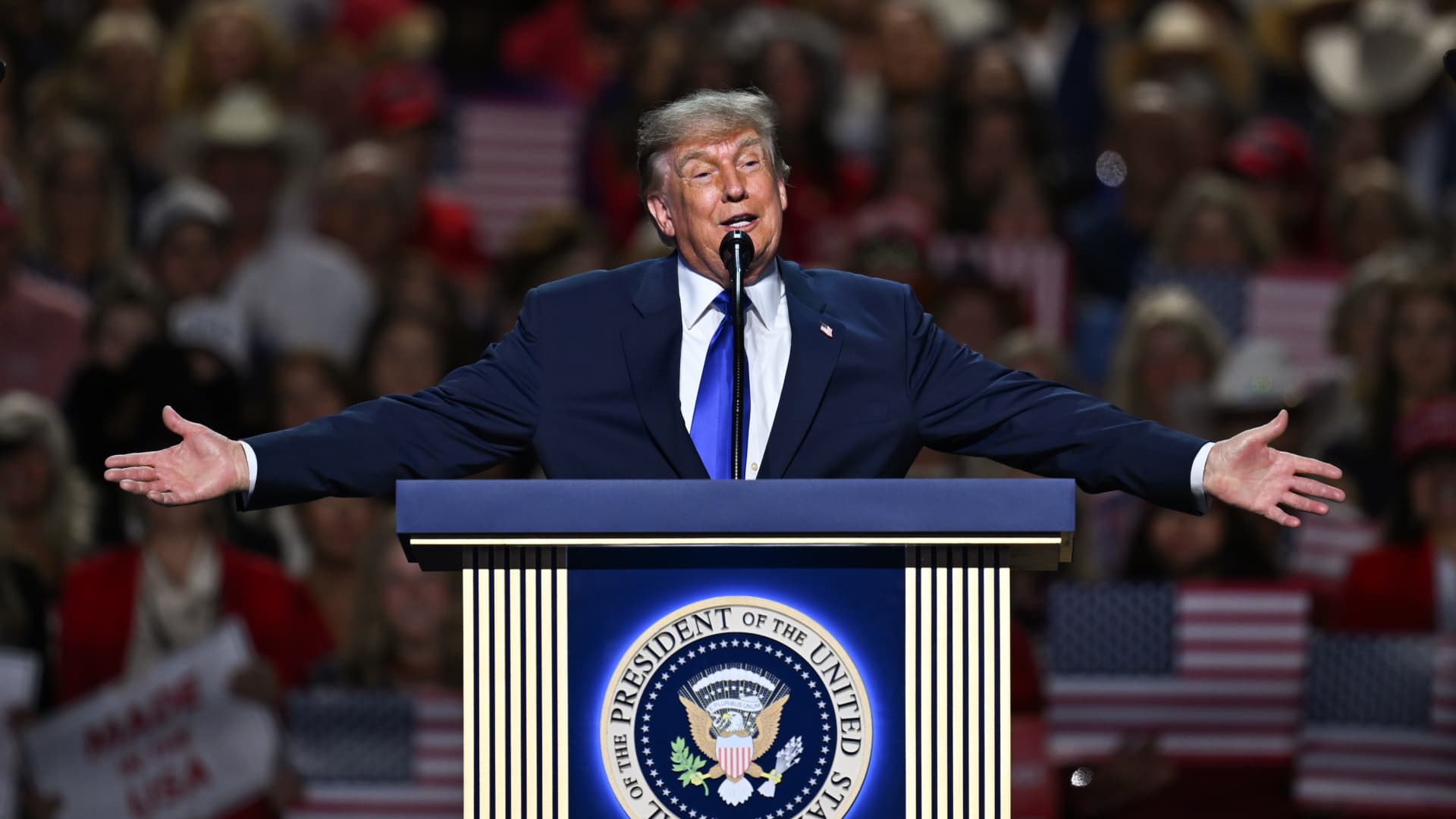 Trump promet un « dividende » de 5 000 dollars aux citoyens américains si les républicains remportent les élections de mi-mandat