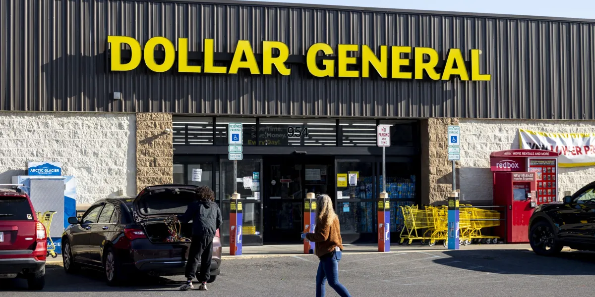 Un magasin Dollar General et des clients faisant leurs courses.