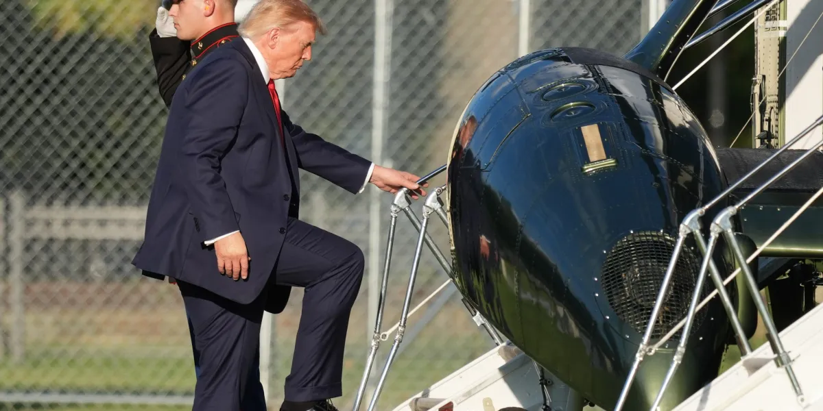 Trump signe une loi de sanctions prévoyant des tarifs douaniers pouvant atteindre 100 % pour les principaux importateurs d'énergie russe