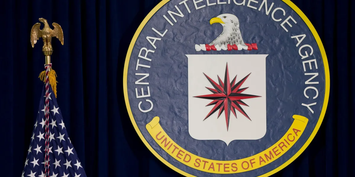 Un ancien responsable de la CIA trouvé avec 40 millions de dollars en lingots d'or pour des « dépenses professionnelles » parvient à un accord de plaider-coupable