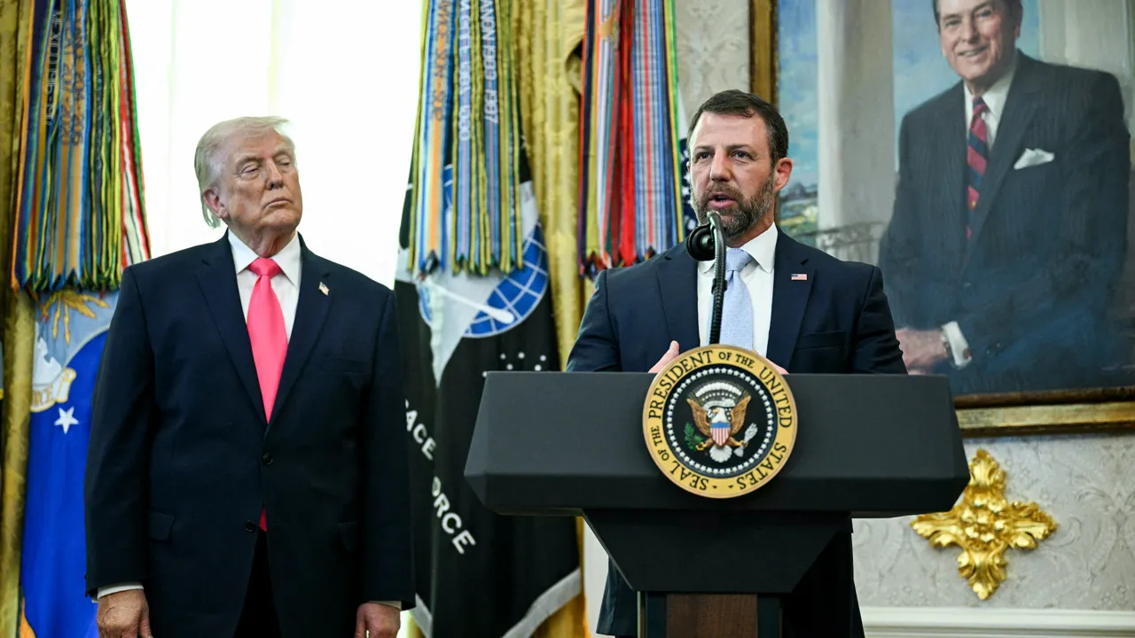 20 États poursuivent l'administration Trump pour bloquer une règle rendant plus difficile l'obtention de visas et de cartes vertes pour les immigrants