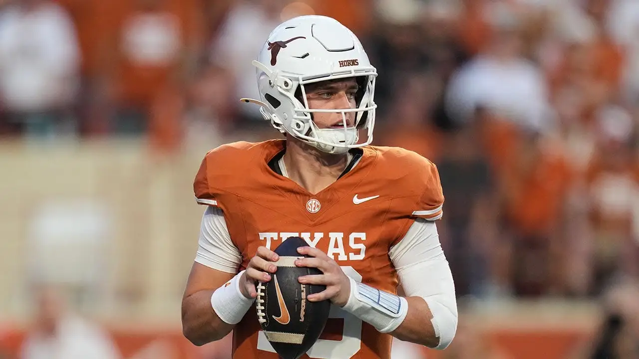 Arch Manning lance une passe contre l'UTSA