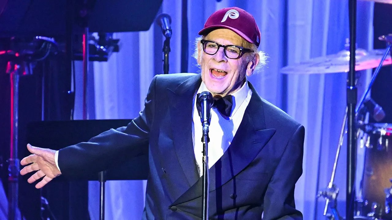 Art Garfunkel s'ajoute à la liste croissante des célébrités envisageant de quitter le pays en raison de la présidence de Trump