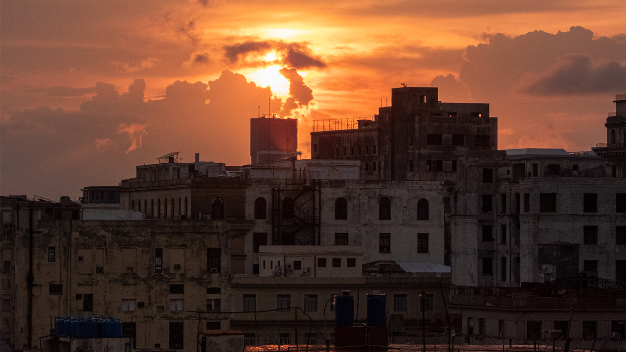 Cuba plonge dans un black-out total alors que le réseau électrique s'effondre à nouveau, avertit l'ambassade des États-Unis