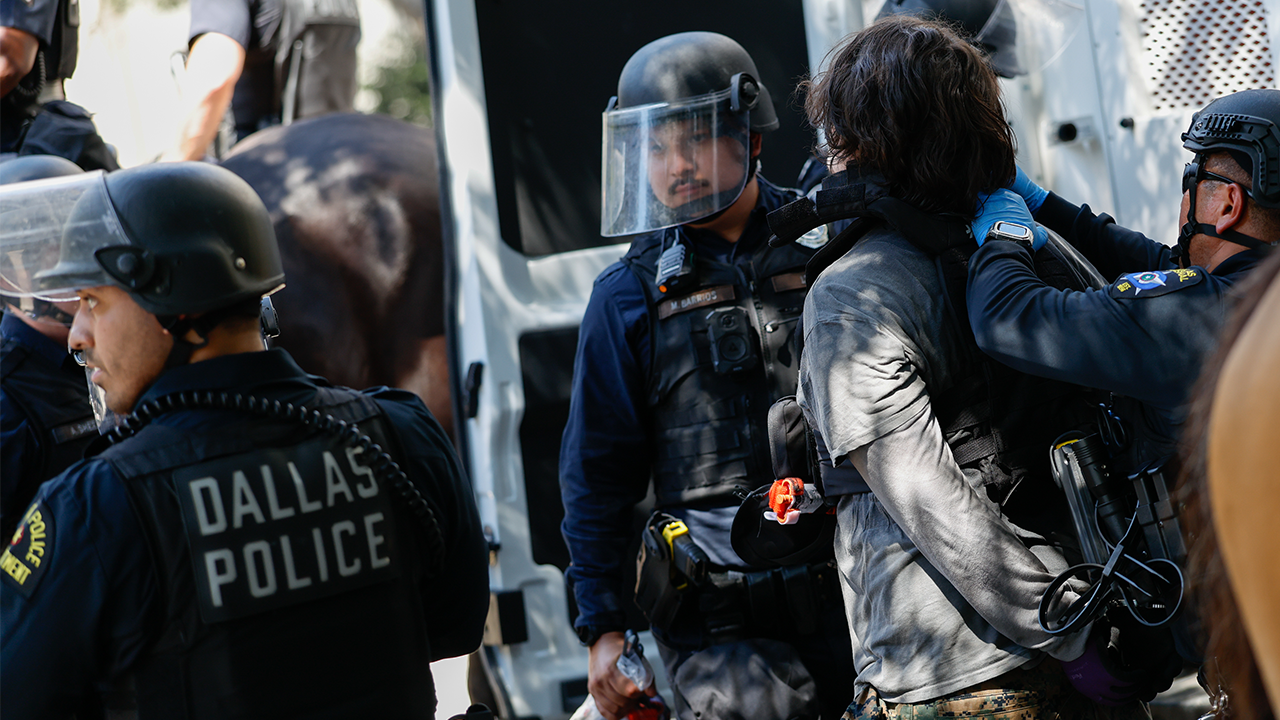 Deux arrestations lors d'une manifestation socialiste anti-Trump après une agression au point d'entrée le plus proche de la convention du GOP : la police