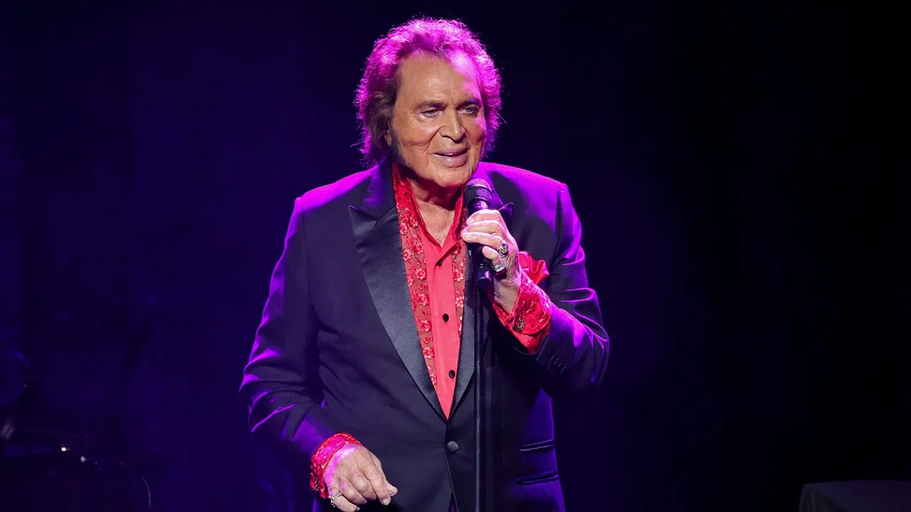Engelbert Humperdinck révèle comment un lacet défait lui a sauvé la vie pendant son service dans l'armée britannique