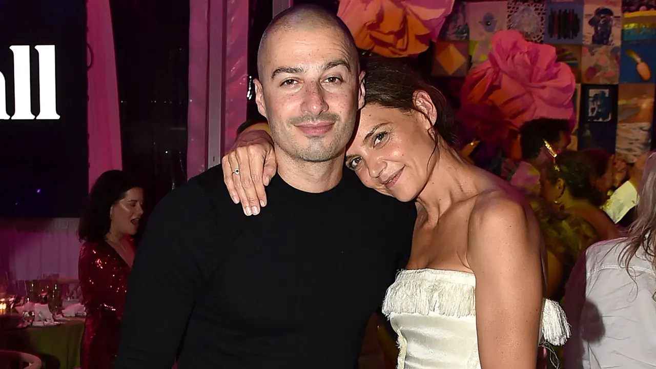 Katie Holmes s'affiche en bikini et embrasse son petit ami lors d'une escapade sur le lac de Côme