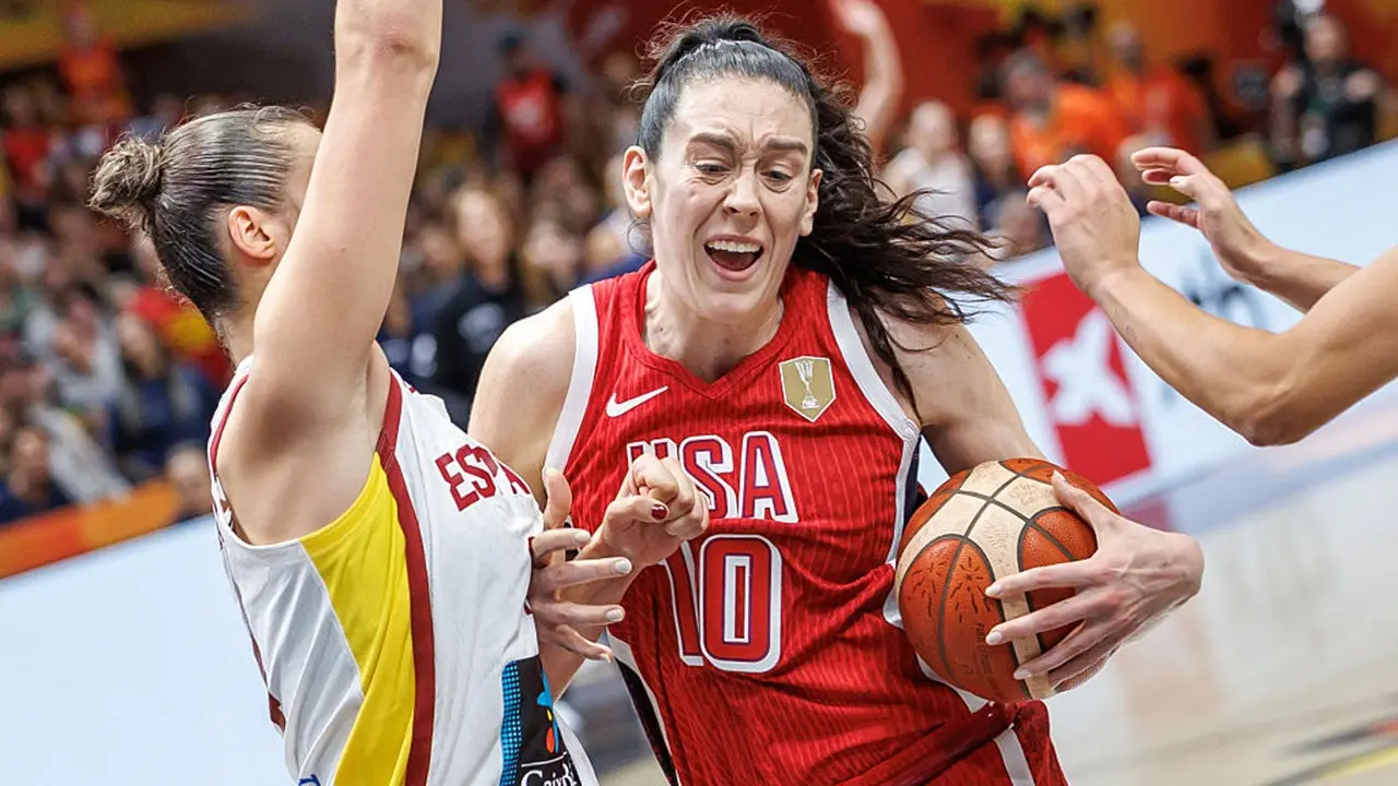 L'équipe des États-Unis survit à la frayeur de l'Espagne grâce à un sursaut dans le quatrième quart-temps pour atteindre la finale de la Coupe du monde féminine de la FIBA