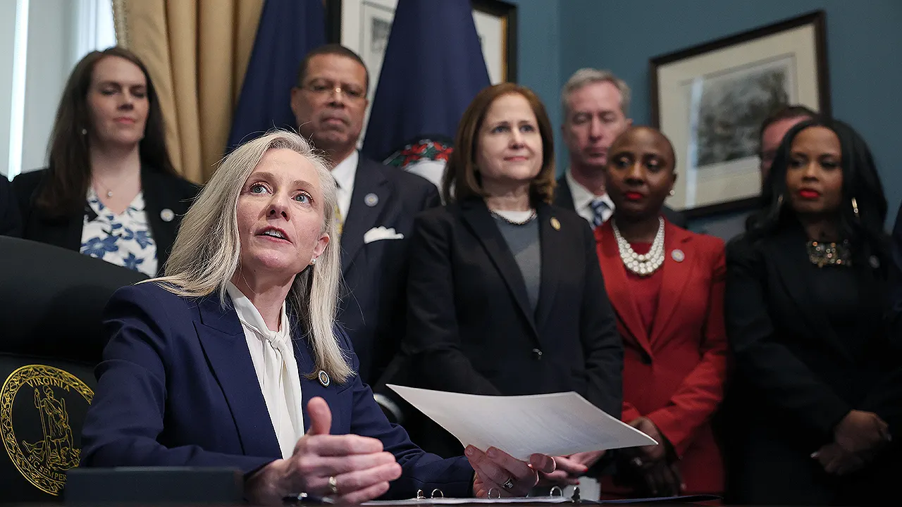 La gouverneure de Virginie Abigail Spanberger revient discrètement sur les projets de Youngkin visant à protéger les sports féminins