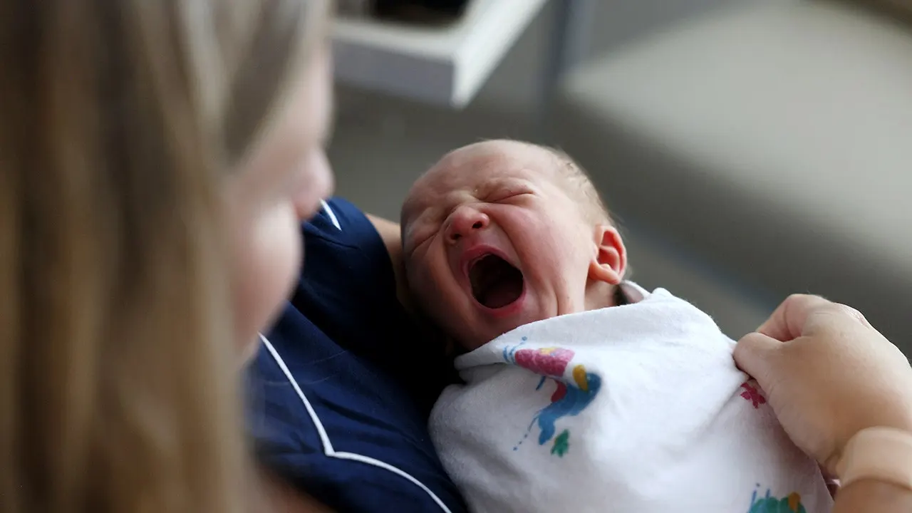 Le projet du Massachusetts visant à proposer des visites à domicile de dépistage post-partum suscite un débat en ligne