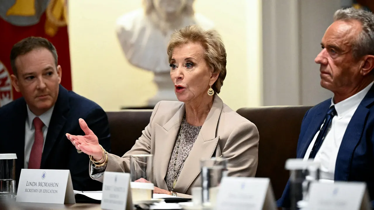McMahon fait un nouveau pas contre la bureaucratie alors que les enseignants sont « étouffés par la réglementation »