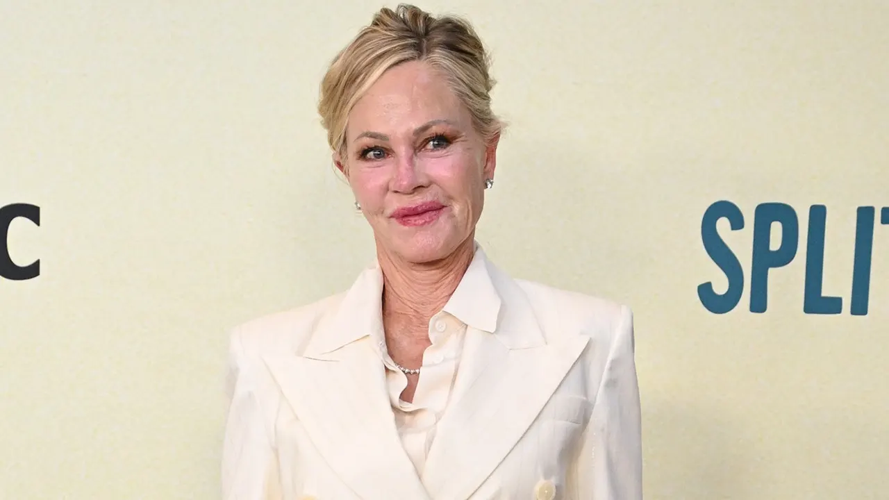 Melanie Griffith radieuse en maillot de bain noir lors d'une retraite bien-être : « Guérison et renouveau »