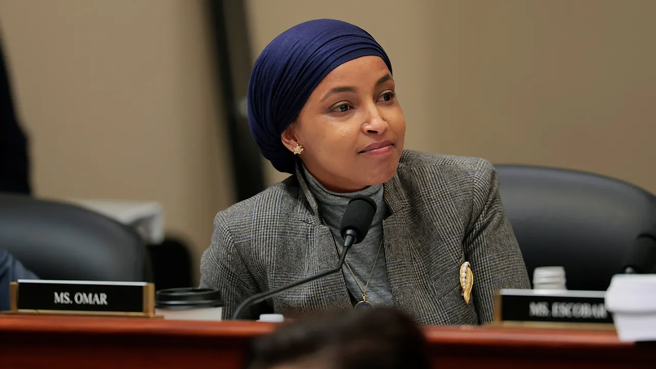REGARDEZ : Ilhan Omar refuse d'aborder le raid de police au domicile partagé par son fils et son colocataire récidiviste