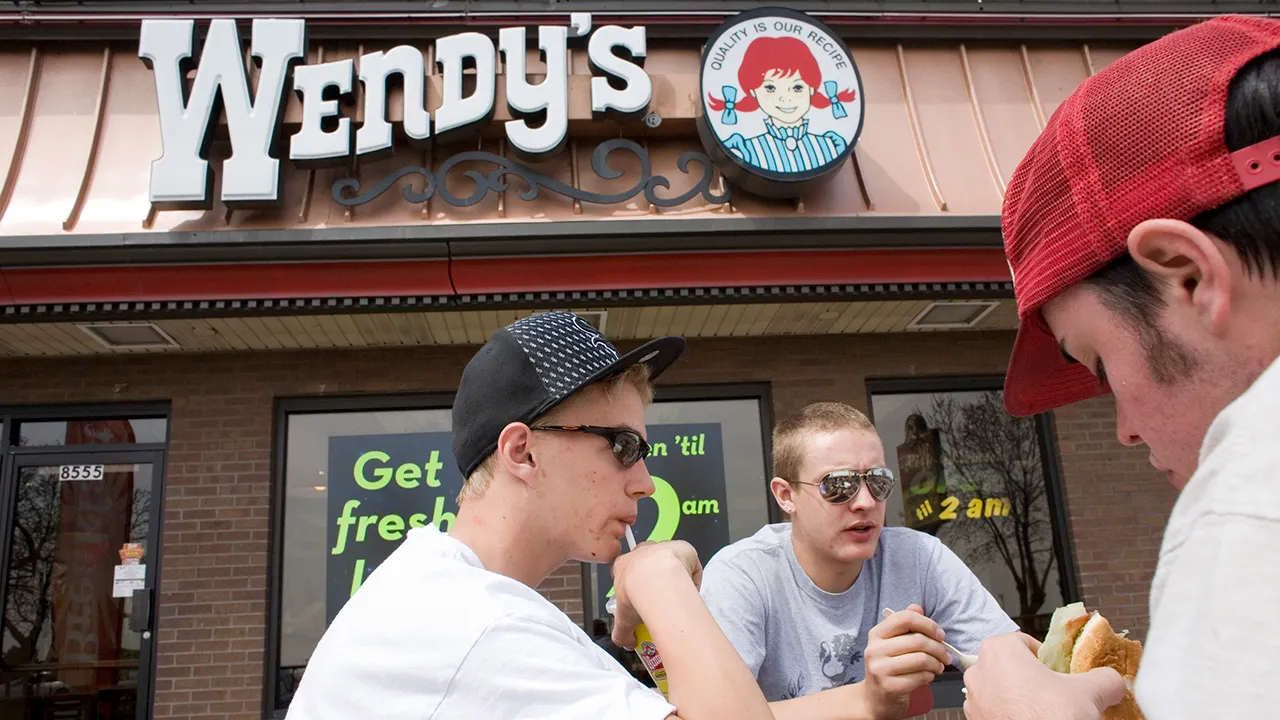 Un burger monstrueux de Wendy's fait son retour et met les clients au défi de dévorer 9 steaks en 9 minutes