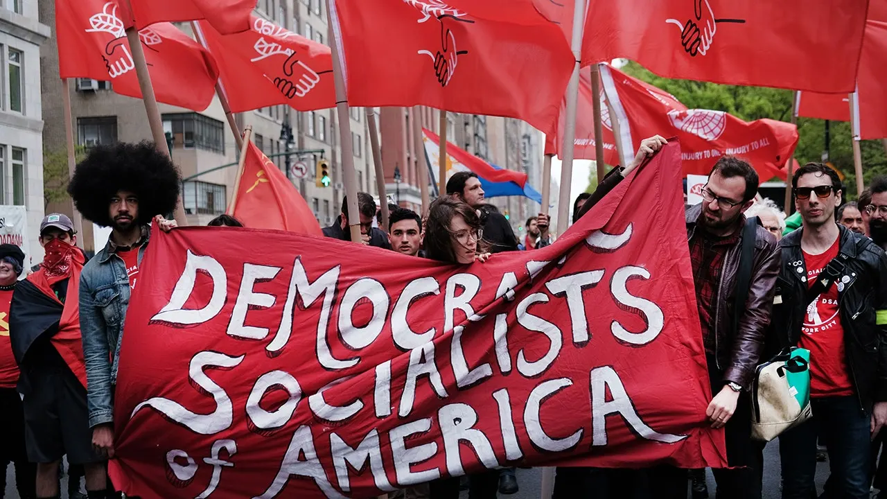 Un magnat de la tech libertarien va injecter des dizaines de millions de dollars contre les socialistes démocrates