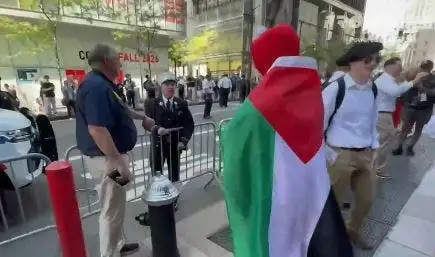 Un pompier filmé en train de s'en prendre à un agitateur pro-palestinien costumé en Elmo près de Ground Zero le 11 Septembre