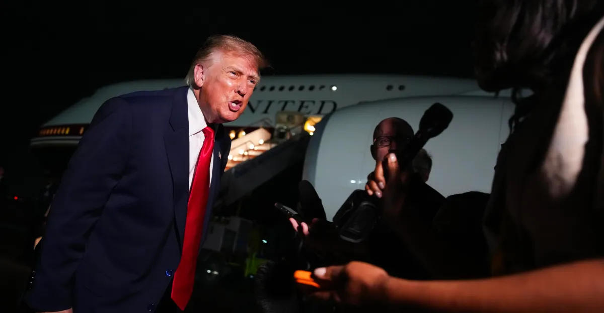 Trump franchit un nouveau pas contre la liberté d'expression avec de nouvelles interdictions visant des journalistes