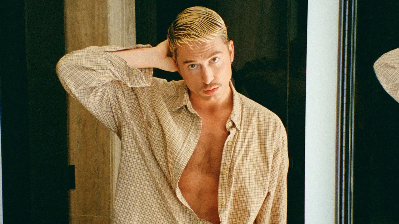 Benito Skinner adopte un style « trash » et dévoile sa moustache à la Fashion Week de New York