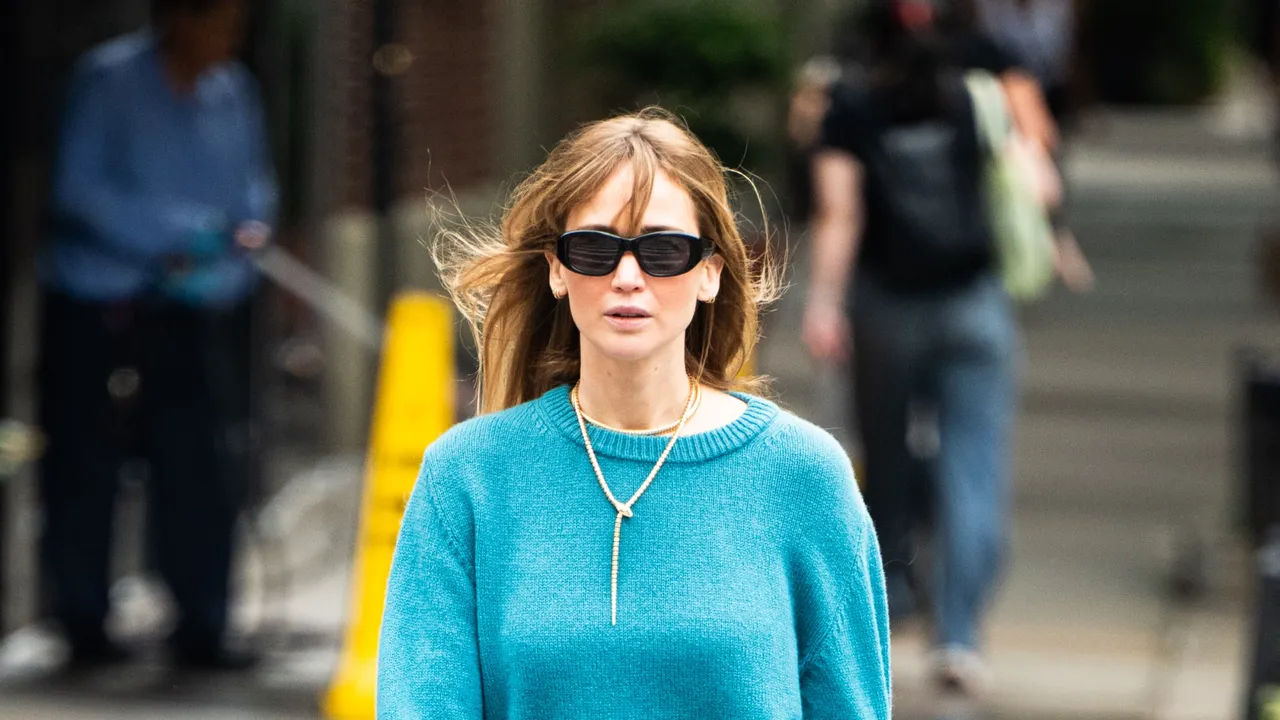 Jennifer Lawrence maîtrise la formule du style de mi-saison