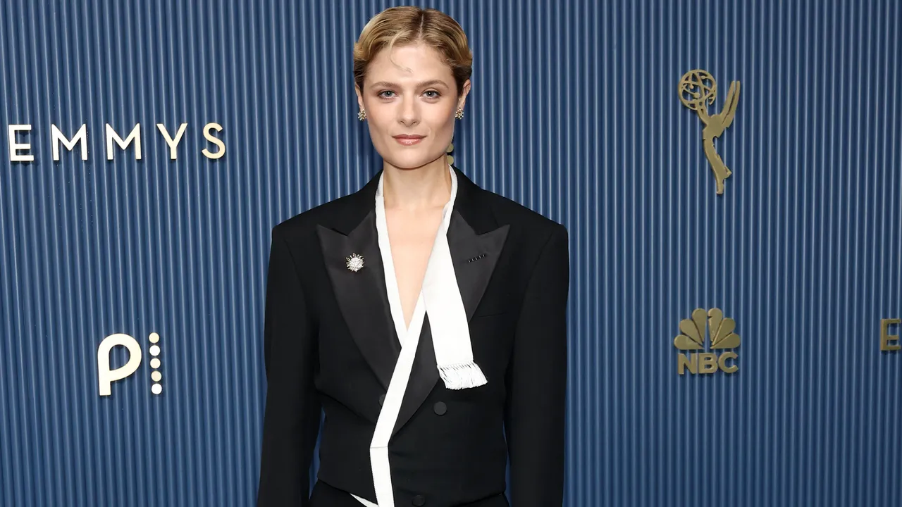 Mode sur le tapis rouge des Emmy Awards 2026 : toutes les robes et tenues en direct